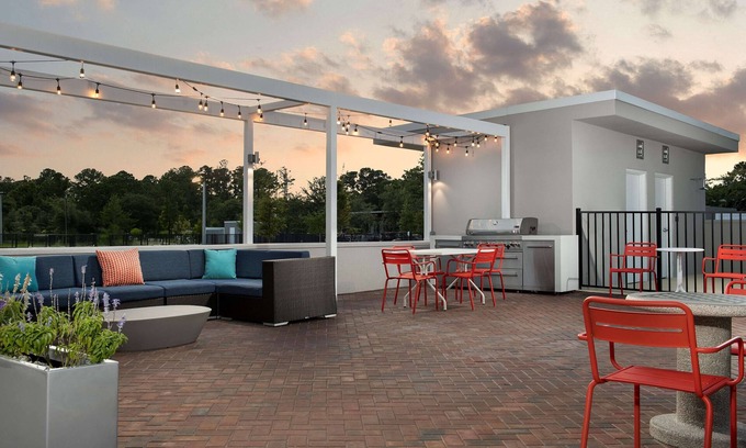 Northside Hotel | Discover Tru by Hilton Jacksonville Airport with Pool & Dining