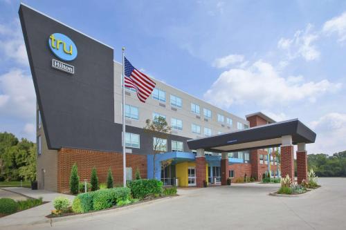 Jackson Hotel | Welcoming Tru By Hilton Jackson: Pool & Family Friendly Stay