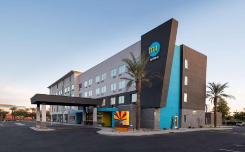 Glendale Sports and Entertainment District Hotel | Pet-Friendly Stay at Tru By Hilton Phoenix Glendale