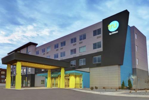Downtown Springfield Hotel | Pet-Friendly Escape at Tru By Hilton Springfield Downtown