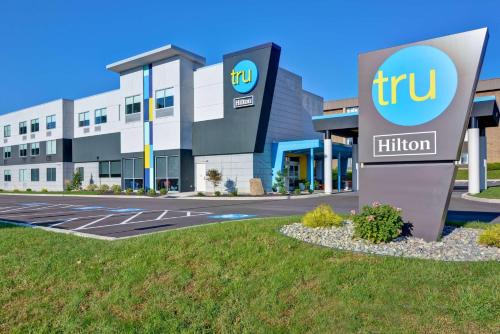 Galeville Hotel | Discover Tru by Hilton Syracuse North: Pool & Family-Friendly