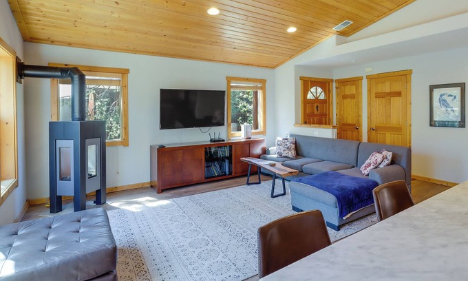 Truckee Condo | Cozy Truckee Retreat with Fireplace & Resort-Style Amenities