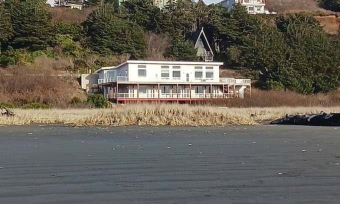 Moclips House | Beachfront Retreat with Hot Tub & Clamming Guide Awaits!