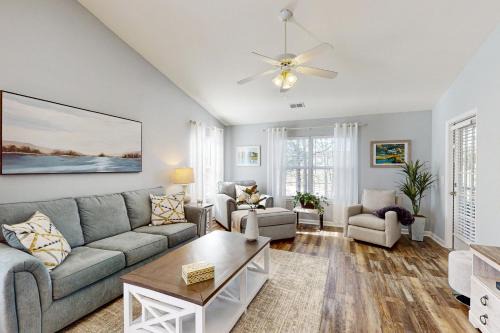 Pawleys Island Apartment | Guest Rated 9/10: True Blue Unit 37-C with Pool & Hot Tub