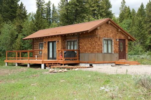 Island Park House | Pet-Friendly True Grit Adventure with Fire Pit & Satellite WiFi
