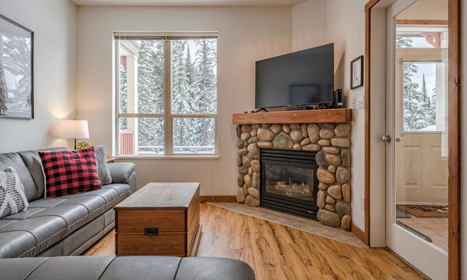 Silver Star Mountain Apartment | True North: Family-Friendly Hotel with Hot Tub & Breakfast