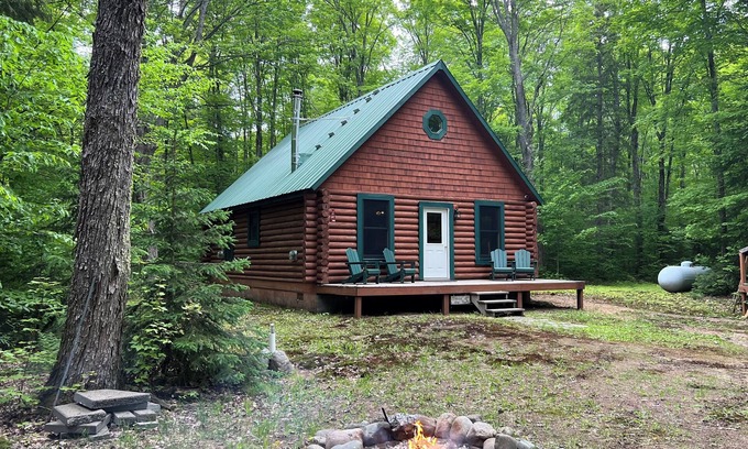 Newberry Cabin | Relaxing True North Cabin Near Tahquamenon Falls - 10/10!