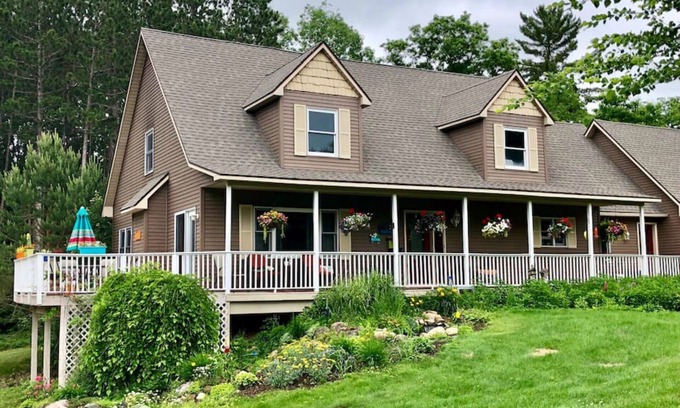 Mayfield House | Discover True North Farm: Family Retreat with Pool & Spa