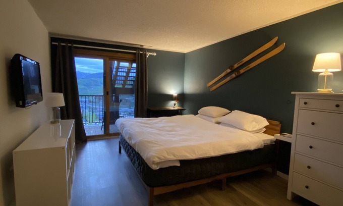 Crested Butte Apartment | Pet-Friendly Ski-In/Out Master Suite with Spa & Hot Tub