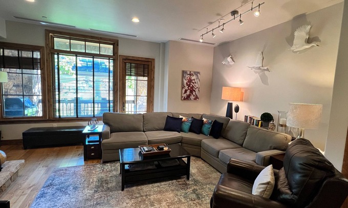 Avon Condo | Prime Ski-In/Out Retreat with Pool, Hot Tub & Gym Access