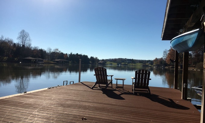 Livingston House | Experience True Tranquility at Lake Anna with Pool & Spa