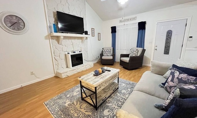 Smyrna House | Truist Park Townhome Escape