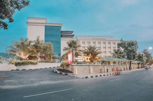 Padang Hotel | Relax at Truntum Padang: 4-Star Stay with Pool & Dining