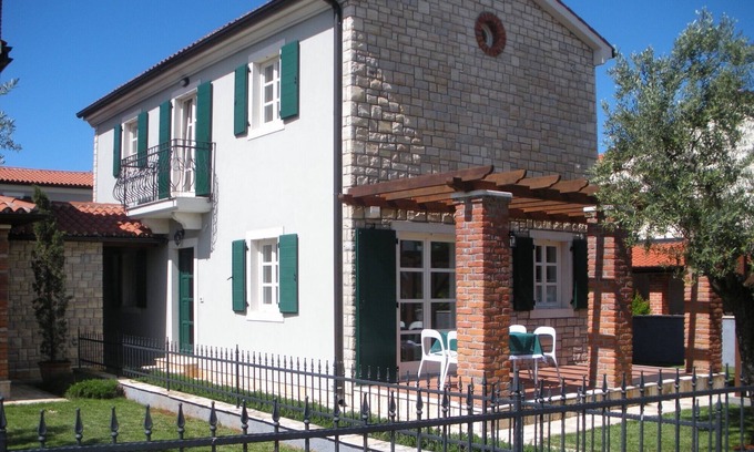 Buici Villa | Cozy Retreat: Escape Daily Life with Family-Friendly Amenities