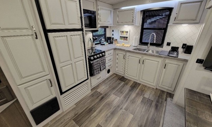 Damascus House | Experience RV Life with Amenities for Family and Relaxation