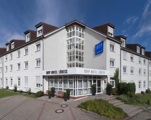 Lubeck City Centre Hotel | Pet-Friendly Comfort at Tryp by Wyndham Luebeck Aquamarin