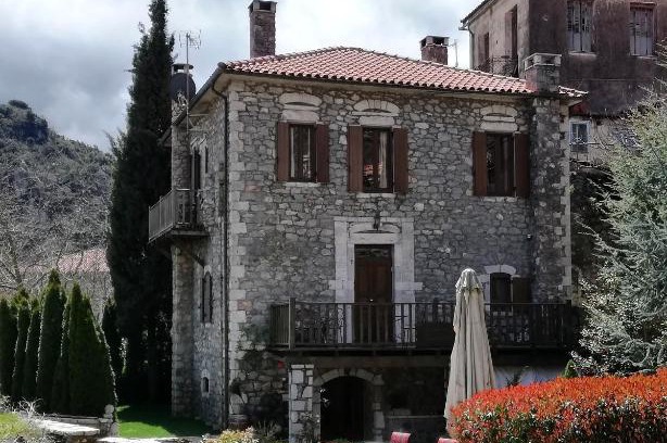 Trikolonoi House | Discover Tsarbou Guesthouse: Pet-Friendly with Breakfast