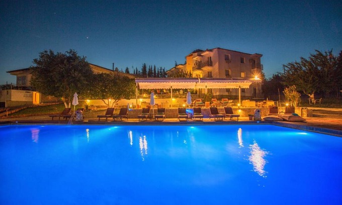 Kozani Hotel | Beachfront Tselikas Hotel with Pool & Pet-Friendly Options