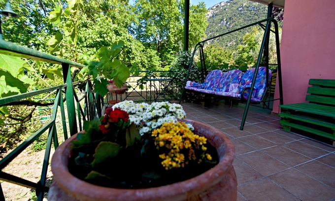 Kamena Vourla House | Inviting Tsertos Apartments: Oceanfront Retreat with Pets Welcome