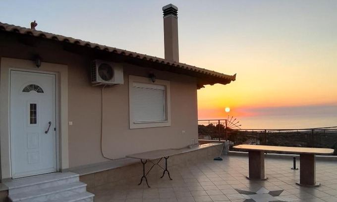 Kiparissia Apartment | Child-Friendly Tsiakos Apartment in Vryses - Guest Rated 9/10