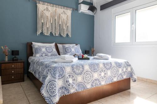 Tymbaki House | Oceanfront Tsitsanis Home: Guest Rated 9/10, Family Friendly