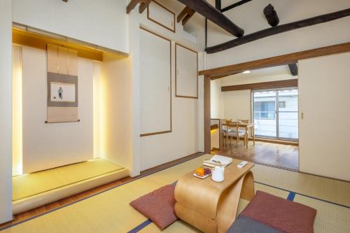 Sannenzaka Ninenzaka House | Top-Rated Tsukinowacho House: Child-Friendly Retreat