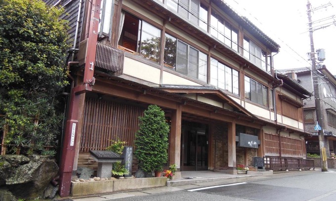 Kinosaki Onsen Hotel | Discover Tsutaya Ryokan: Family-Friendly with a Hot Tub