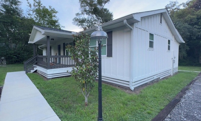 Elberta House | tTree Line Escape 20 Mins to Beaches Cozy + Spacious