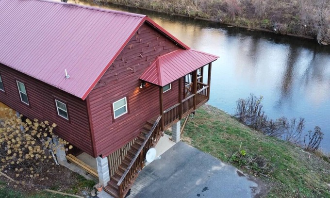 Sylva Cabin | Serene Riverside Retreat near WCU & Sylva - Family Friendly