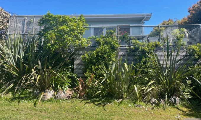 Oneroa House | Conveniently Located Hotel with Oceanfront Views & Pool