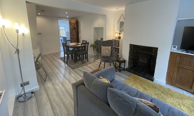 Macclesfield House | Cozy Tucked Away House in Macclesfield with Family Amenities