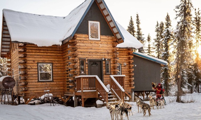 Fairbanks Cabin | Experience Iditarod Sleddog Tours and Stunning Auroras!