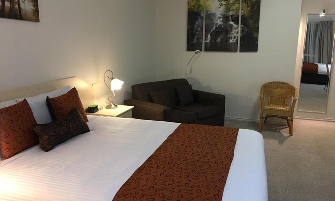South Gundagai Hotel | Discover Tuckerbox Motor Inn: 4-Star Family-Friendly Retreat