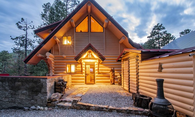 Mount Lemmon Cabin | Mountain Retreat with Decks, Walkable to Summerhaven