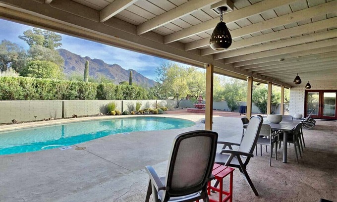 Oro Valley Estates House | Experience @TucsonMuralHouse: Pool, Hot Tub & Golf Views