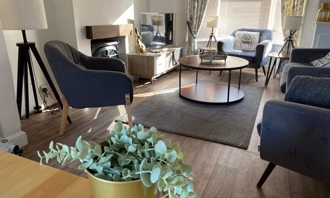 Gloucester House | Stay at Tudor House: Pet-Friendly with Breakfast & Kitchen