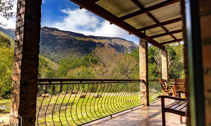 Mbombela Cabin | Pet-Friendly Tudor Cottage at Heysbrook with Pool & Kitchen