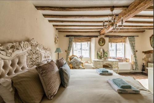 Fairford House | Elegant Tudor Cottage: 5-Star Retreat for Families & Pets
