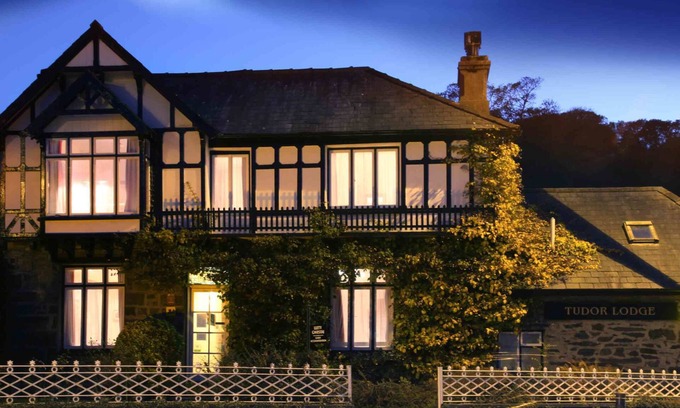 Porthmadog House | Inviting Tudor Lodge: Guest Rated 9.8 with Family Amenities