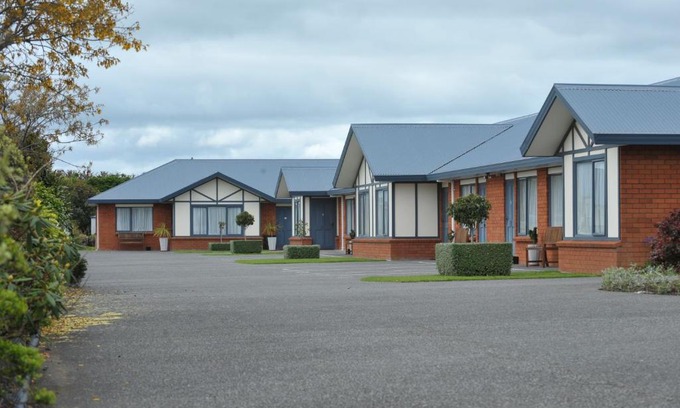 Hawera Hotel | Premier Tudor Lodge Motel: Ideal for Families with Breakfast