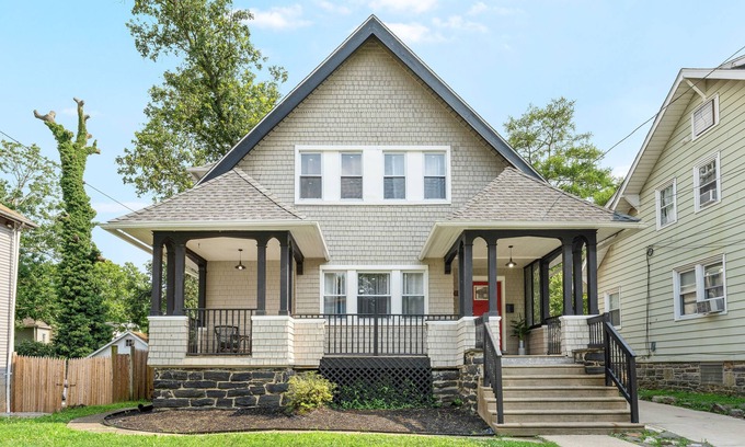 East Lansdowne House | Inviting 4BR Home near PHL & UPENN with Spa Amenities