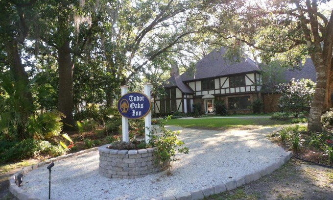 Summerville Bed & Breakfast | Oceanfront Tudor Oaks Inn: Guest Rated 9/10 with Breakfast