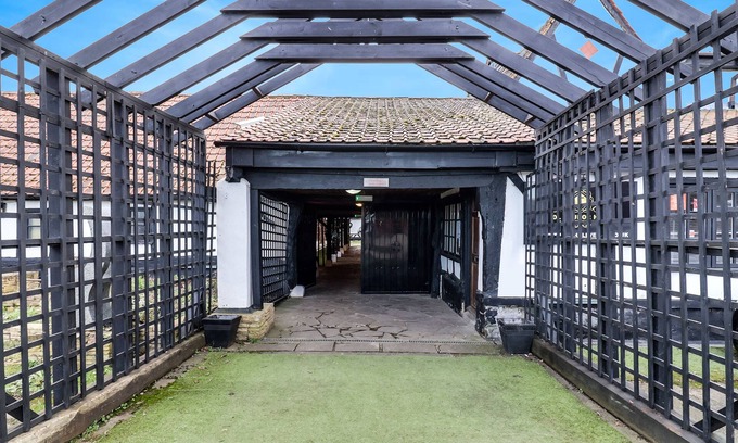 Astwick House | Family-Friendly OYO Tudor Oaks Lodge in Stevenage