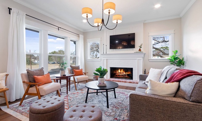 Austin Ave. House | Relax at Tudor on Austin Ave: Hot Tub & Near Silos