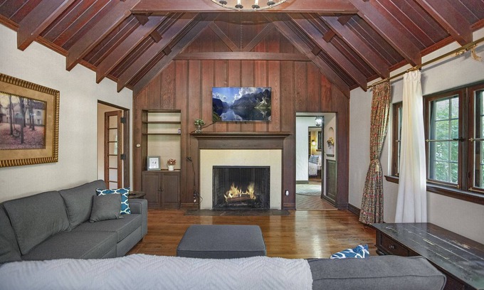 South Bend House | Pet-Friendly Tudor Revival B&B with Delicious Breakfast