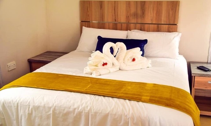 Jwaneng House | Cozy Tudu Guest House: Family-Friendly with Breakfast Included