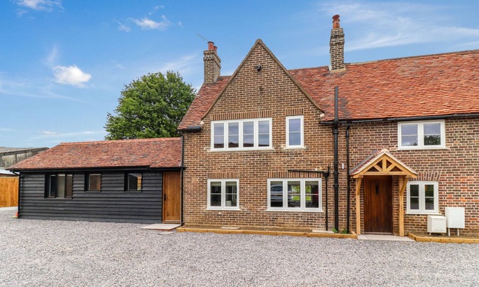 Chipperfield Cottage | TUFFS FARM, pet friendly, character holiday cottage in Chipperfield