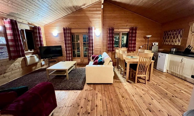 Ampney Crucis House | Discover Tufty Lodge by Lake Pochard with Scenic Views