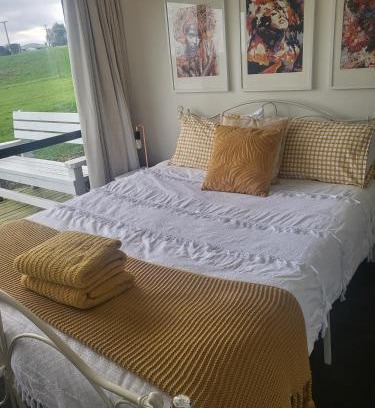 Rotowaro Bed & Breakfast | Discover Tui Cottage: Family-Friendly with Pool Access