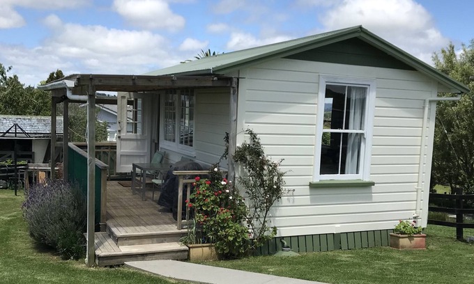 Wellsford Cottage | Tui Cottage: Scenic Retreat with Ocean Views near Te Arai